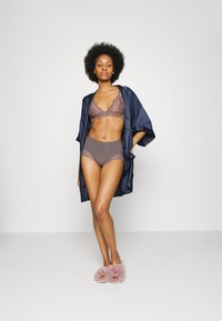 Spanx SPANXSUPERSMOOTH™ UNDIE-TECTABLE® LACE HI-HIPSTER - Calças - graphite purple