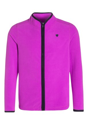 Lysegrå fleecejakke i lilla med sort lynlås, sort kant ved krave og ærmegab samt lille sort hjerteemblem på venstre bryst.