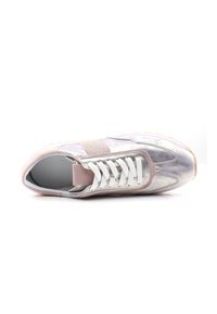 Sneaker con lacci che presenta una palette di colori pastello, un mix di suede e cuoio, una tomaia testurizzata, banda elastica e suole a contrasto.