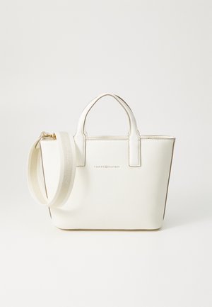 Weiße Handtasche aus Kunstleder mit kurzen Henkeln, verstellbarem Schulterriemen und goldfarbener Hardware; verfügt über ein dezentes Logo auf der Vorderseite.