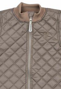 Quiltet jakke i taupe med høj krave, metallisk lynlås og brandlogo syet på brystet. Glat, let polyester materiale.