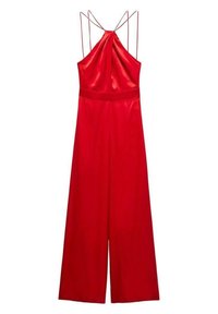 Jumpsuit en satin rouge avec un décolleté halter, un dos ouvert et des bretelles fines. Son design à jambes larges et sa texture lisse mettent en avant son profil élégant.
