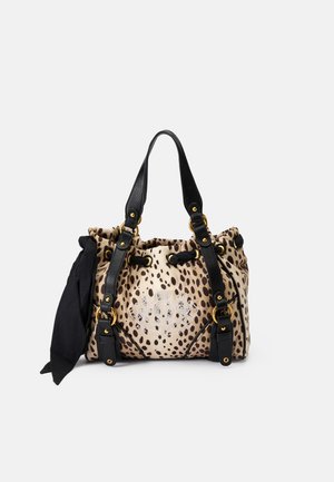 Borsa a tracolla con stampa leopardata, dotata di spallacci e dettagli in pelle nera. Presenta accessori in metallo dorato e un dettaglio di tessuto nero annodato sul lato.