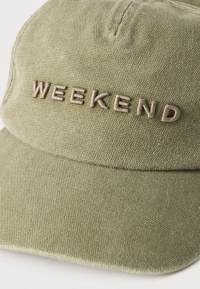 Καπέλο μπέιζμπολ από ύφασμα ελιάς με τη λέξη "WEEKEND" κεντημένη με ίδια κλωστή στο μπροστινό μέρος.