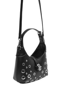 Borsa a tracolla in pelle nera con dettagli in grommet metallici, forma curva e tracolla regolabile. Presenta una chiusura con fibbia e texture liscia.