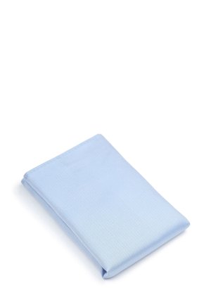 Lichtblauwe stoffen servet met een gestructureerde weving, netjes gevouwen, met een gladde rand en een rechthoekige vorm.