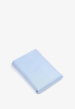 Lichtblauwe stoffen servet met een gestructureerde weving, netjes gevouwen, met een gladde rand en een rechthoekige vorm.