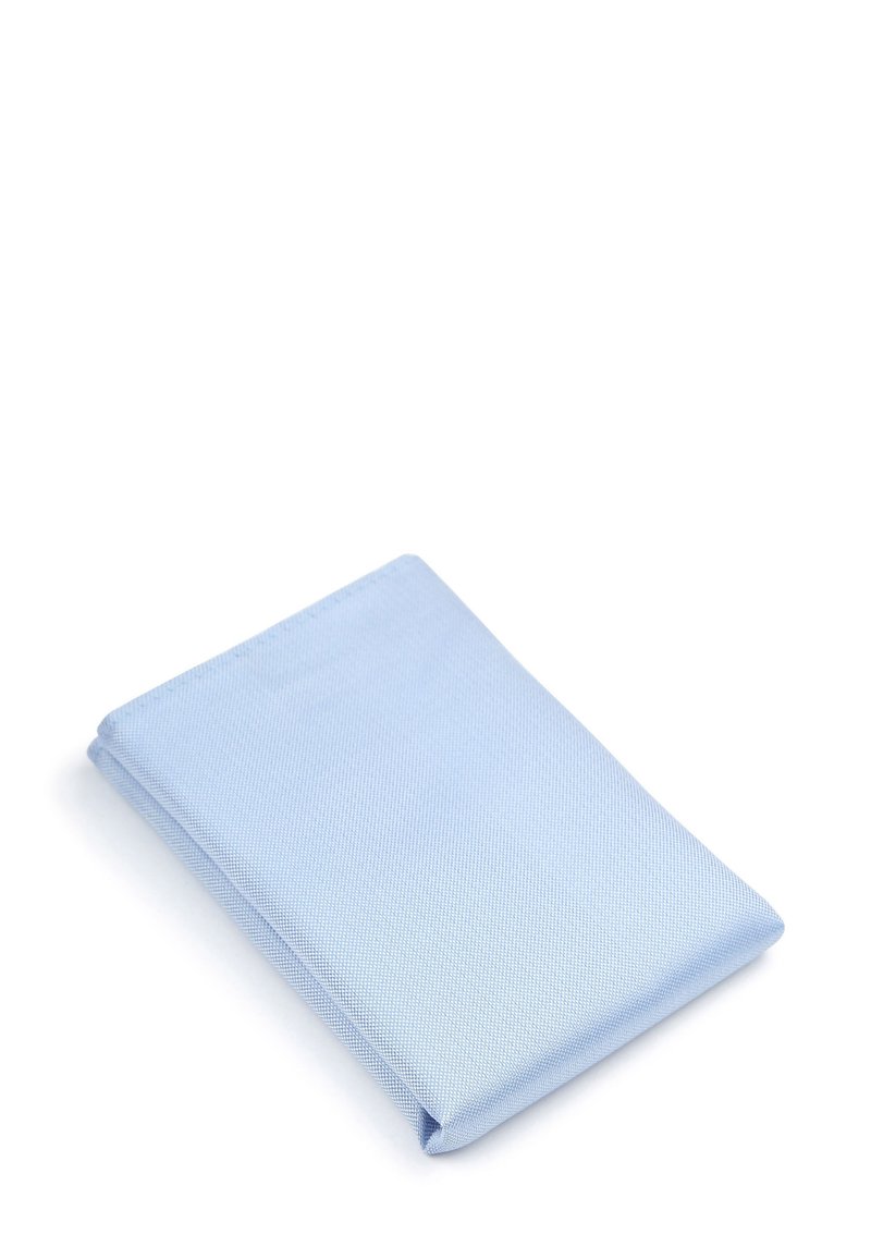 Lichtblauwe stoffen servet met een gestructureerde weving, netjes gevouwen, met een gladde rand en een rechthoekige vorm.