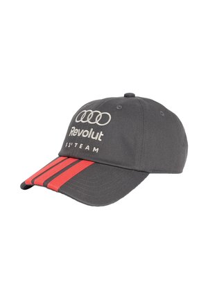 Mørkegrå baseballkasket med hvide Audi-ringe, teksten "Revolut" og "F1 Team" samt tre røde striber på skyggen.