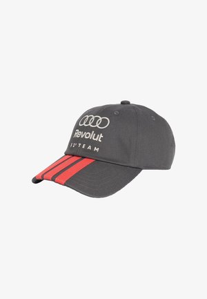 Gorra de béisbol gris oscuro con los anillos blancos de Audi, texto "Revolut" y "F1 Team", y tres franjas rojas en la visera.