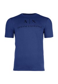 T-shirt di cotone blu navy con maniche corte, caratterizzata da un logo stampato nero "A|X ARMANI EXCHANGE" sulla parte anteriore. Tessuto liscio, design con scollo a girocollo.