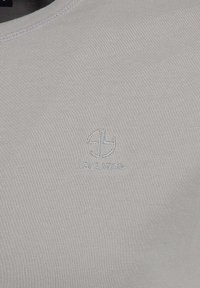 Camicia in cotone grigia con texture a coste, scollo a girocollo e logo ricamato "Key Largo" in filo coordinato sul petto.