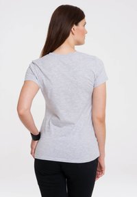 T-shirt gris à manches courtes en tissu mélangé coton avec un design ajusté, montrant la vue arrière sur un fond blanc uni.