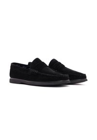Mocasines de ante negros con un diseño elegante, que presentan un detalle de costura en la parte delantera y una suela de goma para mayor agarre y comodidad.