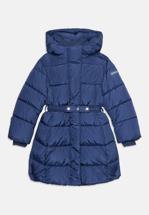 Giacca imbottita di colore blu navy con cappuccio, vita con cintura e polsini elasticizzati. Presenta un motivo trapuntato e un logo sulla manica sinistra.