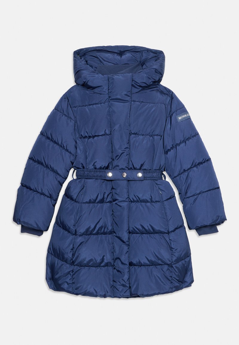 Doudoune bleu marine avec une capuche, taille ceinturée et poignets élastiques. Présente un motif matelassé et un logo sur la manche gauche.