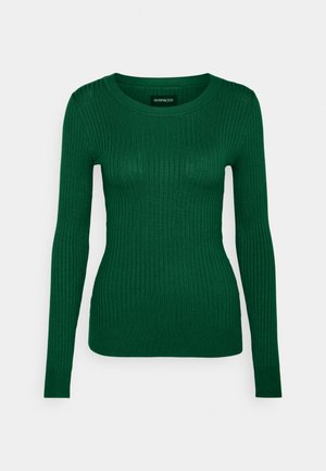 Pull en tricot côtelé vert avec un col rond et des manches longues, présentant une silhouette ajustée et une texture lisse.