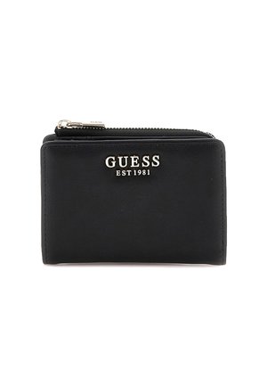 Schwarze Lederbörse mit Reißverschluss und einer silbernen Logoinschrift "GUESS EST 1981" auf der Vorderseite. Glatte Textur mit minimalen Akzenten.