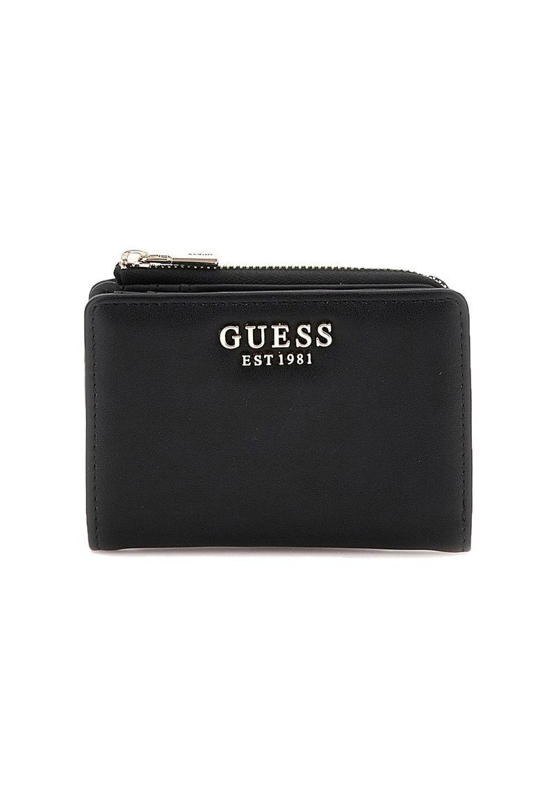 Portafoglio in pelle nera con chiusura a zip e un'incisione del logo argento "GUESS EST 1981" sulla parte anteriore. Texture liscia con accenti minimi.