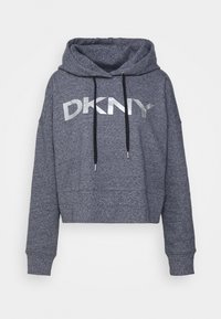 Šedá zkrácená mikina s kapucí a šňůrkami, která na přední straně zdobí metalická stříbrná logo "DKNY". Vyrobeno z měkké tkaniny s texturovaným vzhledem.