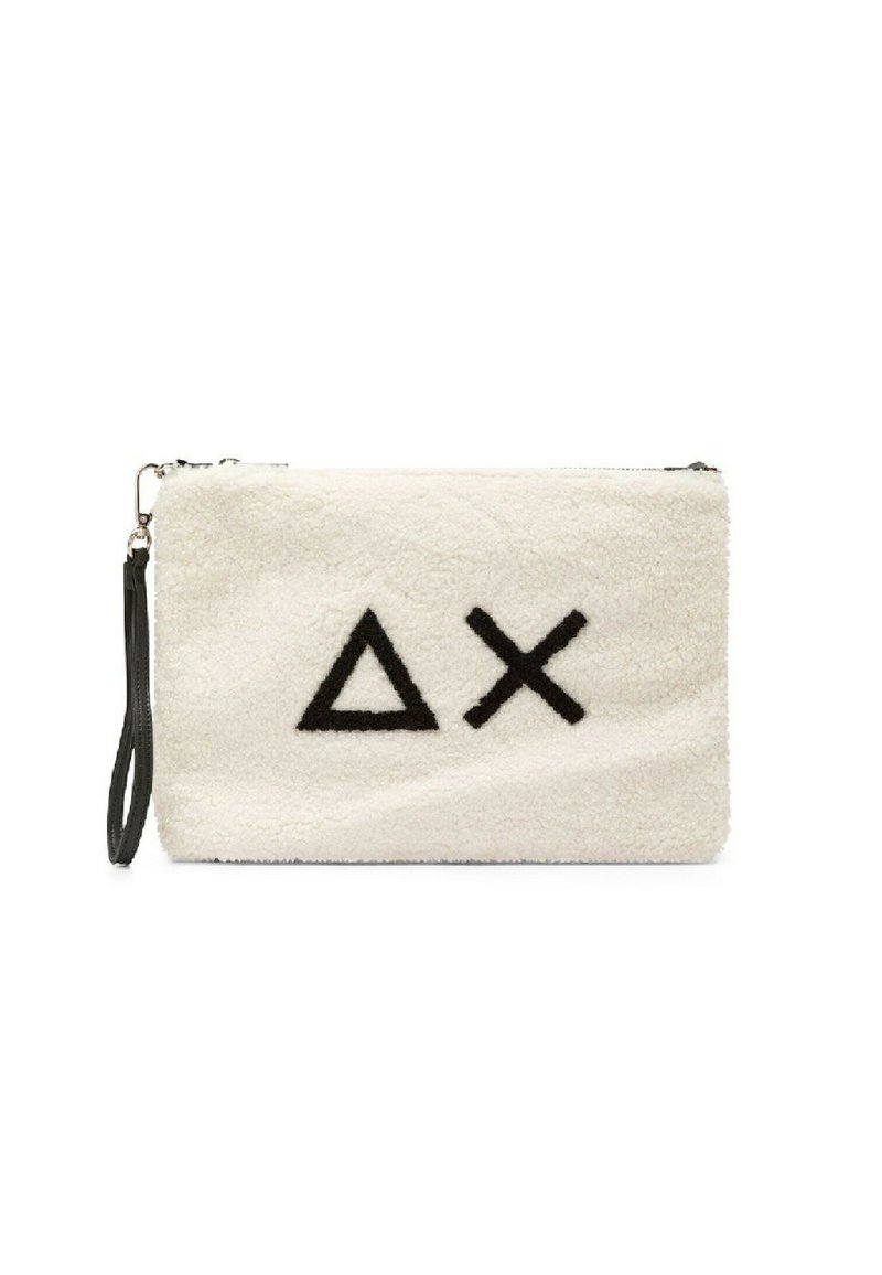 Clutch rettangolare bianco in peluche con simboli geometrici neri, dotata di chiusura a zip e tracolla nera staccabile.