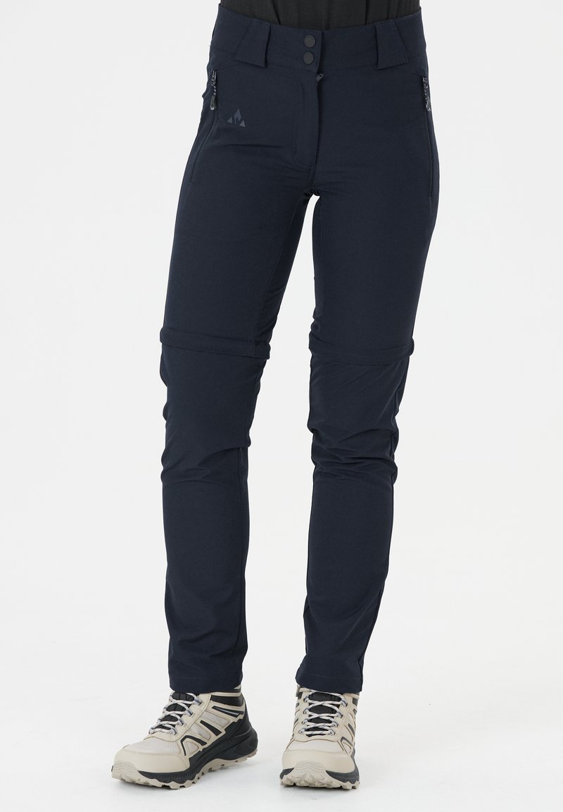 Navy ulkoiluhousut, jotka on valmistettu kestävästä kankaasta, slim fit -mallilla. Housuissa on kaksi sivutiekkipussukkaa ja nappikiinnitys vyötäröllä.