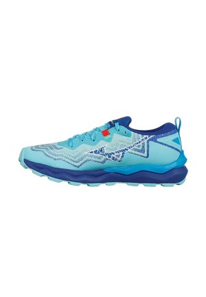 Scarpe da ginnastica azzurro chiaro con una tomaia testurizzata, dettagli blu e una suola imbottita. Presentano un design a motivo e pochi elementi metallici.