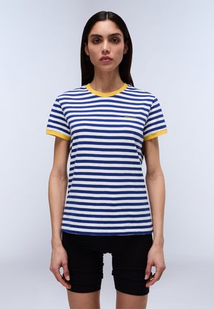 Tricou cu dungi alb-albastre, cu guler și margini de mâneci galbene. Material moale, decolteu rotund și detaliu mic cu logo pe piept.