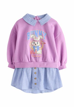 Sweat lilas avec col rayé bleu et motif lapin, associé à une jupe rayée bleue avec boutons devant.