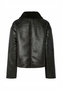 Giubbotto di pelle nera con colletto in pelo, design corto, maniche ampie e texture liscia. Presenta una cucitura centrale lungo la schiena.