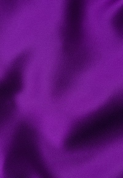 Paarse satijnen stof met een gladde, glanzende textuur, die subtiele variaties in tint en glans over het oppervlak vertoont.
