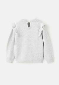 Jasnoszary sweter o teksturowanym wykończeniu, z falbanami na ramionach i zapięciem na plecach w kształcie otworu.