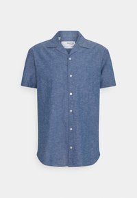 Camicia a maniche corte con bottoni in tessuto blu scuro. Presenta un colletto alla campagnola, un orlo leggermente curvo e sei bottoni bianchi sul davanti.