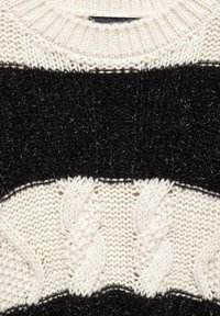 Černý a krémový pletený svetr s vroubkovaným výstřihem, texturou skandinávského copánkového vzoru a měkkým, huňatým povrchem.