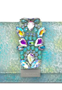 Clutch turquesa con un acabado texturizado que presenta un adorno de gema en varios tonos, incluyendo transparente, azul y púrpura.
