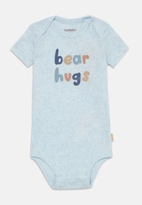 Body neonato azzurro chiaro a righe con maniche corte, con la scritta "bear hugs" in lettere multicolori sul davanti e un piccolo etichetta del marchio di tessuto sul lato.