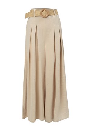 Beige, weit geschnittene Hose mit Falten, strukturiertem Stoff und einem gewebten Gürtel mit rundem Schnalle. Weicher Fall und entspannte Passform.