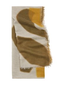 Miękki, tkany szal z abstrakcyjnymi kształtami w odcieniach beżu, brązu i musztardowej żółci, z frędzlami na brzegach i teksturowanym wykończeniem.