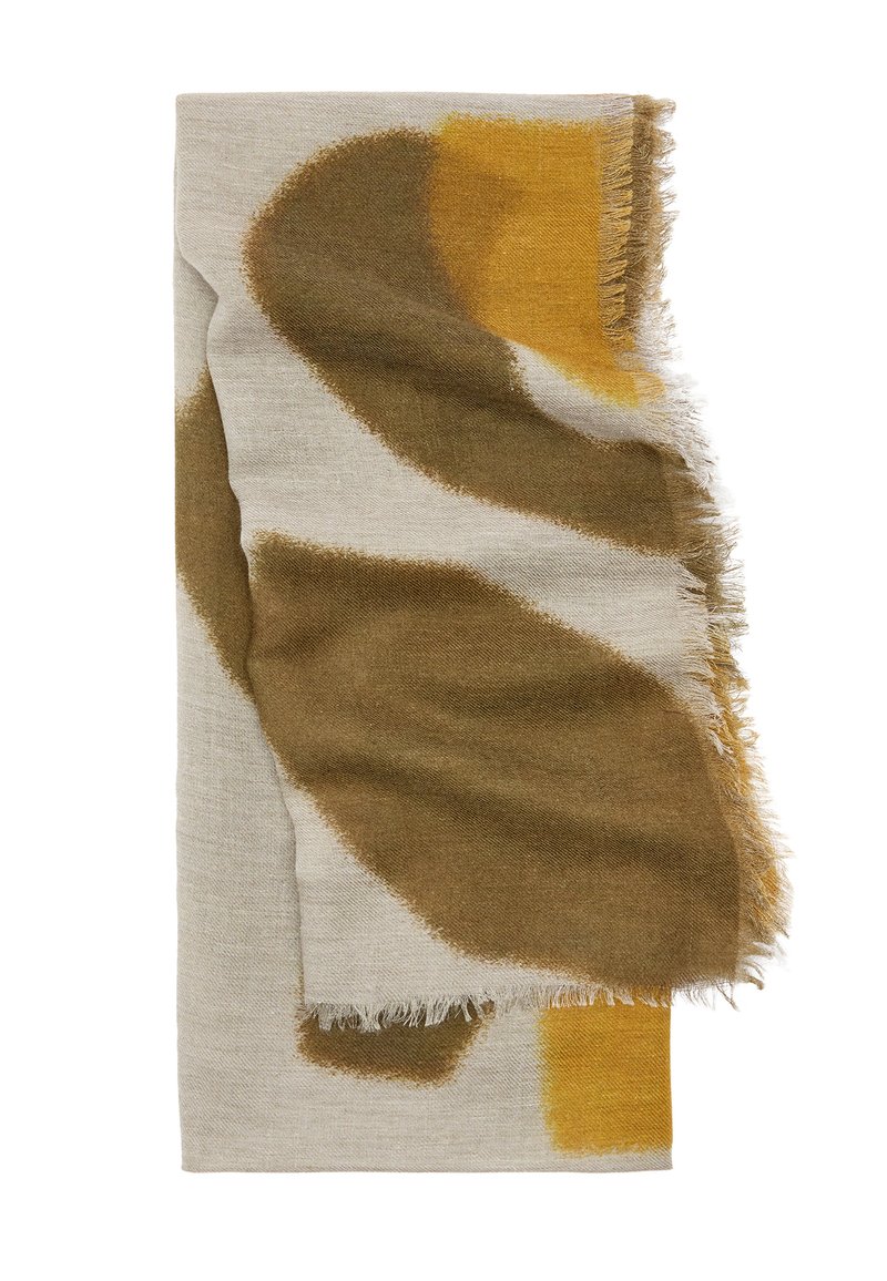 Miękki, tkany szal z abstrakcyjnymi kształtami w odcieniach beżu, brązu i musztardowej żółci, z frędzlami na brzegach i teksturowanym wykończeniem.