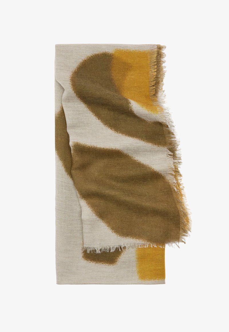 Miękki, tkany szal z abstrakcyjnymi kształtami w odcieniach beżu, brązu i musztardowej żółci, z frędzlami na brzegach i teksturowanym wykończeniem.