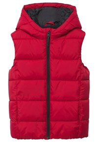 Červená puffer vesta s kapucí, má přední zip a horizontální prošívaný design. Hladký povrch, lehký materiál a bez rukávů.