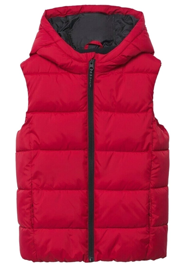 Červená puffer vesta s kapucí, má přední zip a horizontální prošívaný design. Hladký povrch, lehký materiál a bez rukávů.