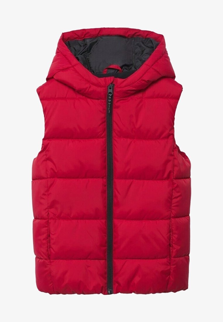 Červená puffer vesta s kapucí, má přední zip a horizontální prošívaný design. Hladký povrch, lehký materiál a bez rukávů.