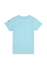 T-shirt azzurro chiaro a maniche corte in cotone, con scollatura rotonda e una piccola etichetta logo sulla spalla sinistra.