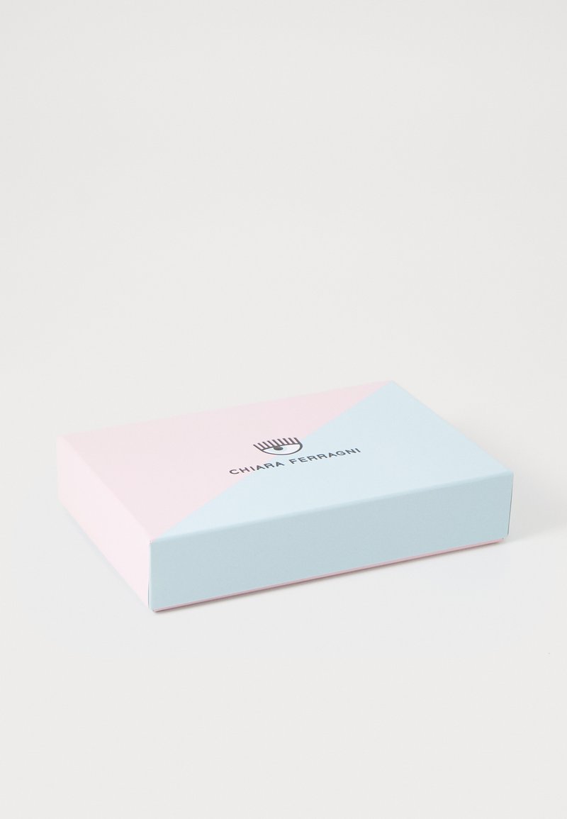 Rechteckige Verpackung in Pastellrosa und Blau mit einem auffälligen Logo. Geschmeidige matte Oberfläche mit einem diagonalen Teilungdesign.