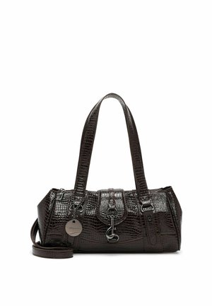 Bolso de mano marrón oscuro con textura de cocodrilo, dos asas para el hombro, solapa frontal con cierre y etiqueta redonda de metal con la marca en el lateral.