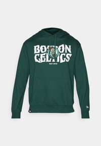 Felpa verde con cappuccio caratterizzata dal testo "BOSTON CELTICS" in bianco, un logo centrale di un mascotte e una tasca a marsupio frontale. Materiale misto cotone.