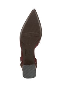 Sandalo con tacco alto color bordeaux a punta, dotato di suola in gomma texturizzata e cinturino alla caviglia per una vestibilità sicura.