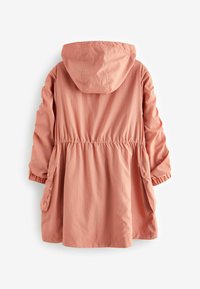 Ljusrosa parkas med huva, samlad elastisk midja och elastiska ärmslut. Har två sidofickor och en mjuk, lätt textur.