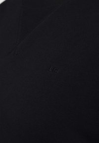 Sweater preto de algodão com um design em V, uma textura sutil e um logótipo em relevo "LRL" do lado esquerdo, perto da bainha.